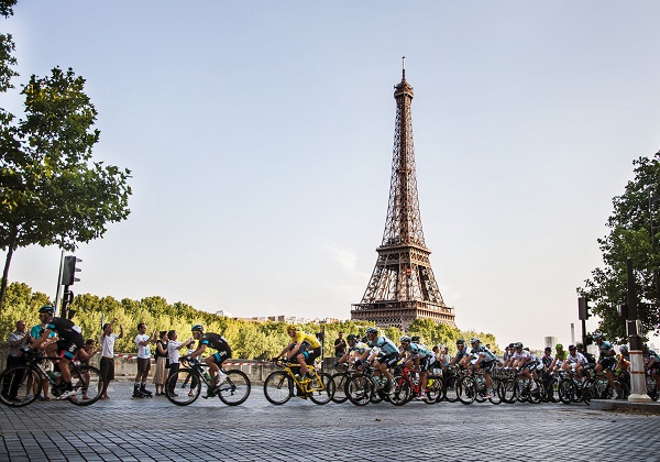 ciclistas-tour-eiffel.jpg